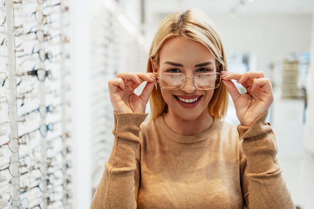 Girl wear eyeglasses